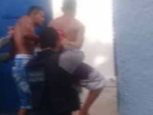 Jovens quebram mala de viatura da PM durante apreensão 