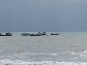 Barco de pesca naufraga no mar do município de Maragogi e tripulação é socorrida