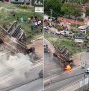 Carreta que transportava retroescavadeira tomba e pega fogo na Rota do Mar
