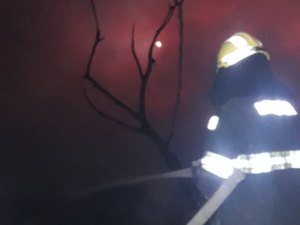 Incêndio destrói casa utilizada como depósito de bebidas em Maceió