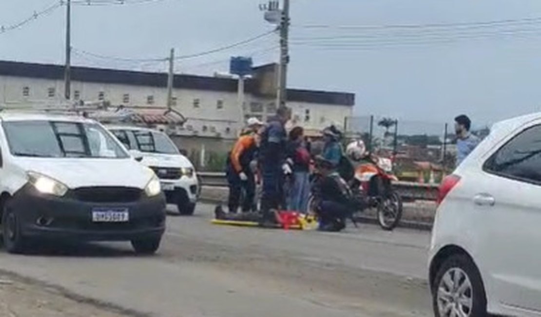 Motociclista fica ferida após colisão com carro na AL-220, em Arapiraca