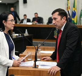 Sessão da Câmara de Arapiraca tem embate entre vereador e ex-secretária sobre maternidades fechadas