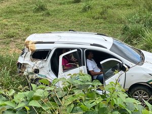Carro da Prefeitura capota, cai em ribanceira e deixa três feridos ﻿na AL-201
