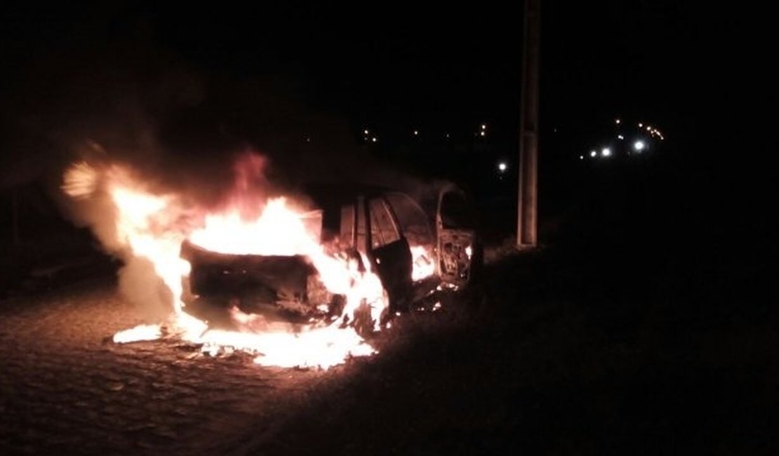 Em cidade ribeirinha, carro começa a pegar fogo com família dentro