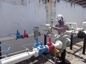 Arsal fiscaliza coleta de amostras de gás natural na Pajuçara