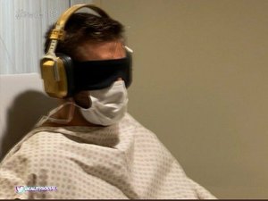 Foto de Arthur vendado e com fones no hospital vira meme