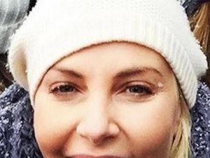 Charlize Theron doa US$ 1 milhão para vítimas de violência doméstica