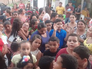 Líder comunitário realiza campanha para arrecadar doces e brinquedos para festa do dia das crianças, em Arapiraca