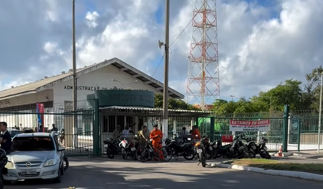 Trabalhadores do Porto de Maceió fazem protesto e bloqueiam entrada no Jaraguá