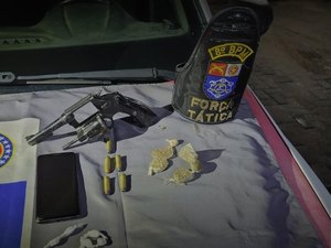 Homem é preso com drogas e arma de fogo em bar no município de Rio Largo