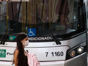 Fiocruz considera prematura retirada de máscaras e passaporte