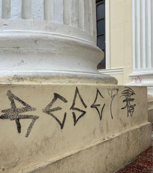 Jovens picham escadaria histórica da Associação Comercial e são flagrados por câmeras