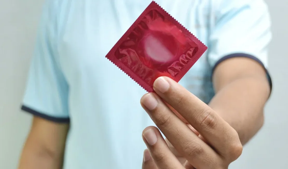 Anvisa suspende venda de lotes de preservativos após falha. Veja quais