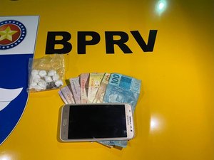 Homem é preso após ser flagrado com drogas em posto de combustível