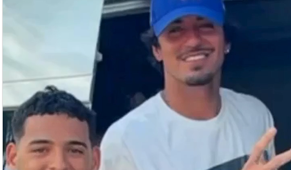 De boné e escondido por toalha, Gabriel Medina é reconhecido por fãs em praia de Maceió