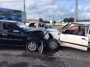 Colisão entre veículos deixa dois feridos na AL-215