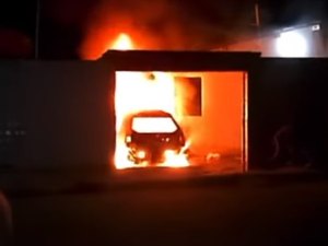 Carro pega fogo dentro da garagem de residência em Coruripe