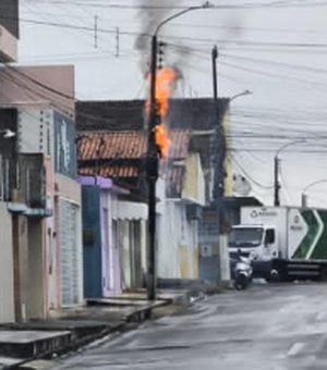 Incêndio em poste mobiliza Corpo de Bombeiros no bairro Brasília, em Arapiraca