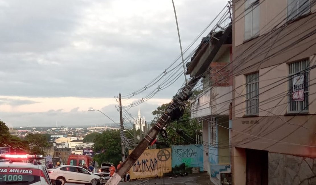 Carro colide com poste e fios elétricos caem sobre rua em Maceió