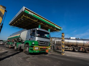 Petrobras anuncia redução de R$ 0,18 na gasolina para distribuidoras