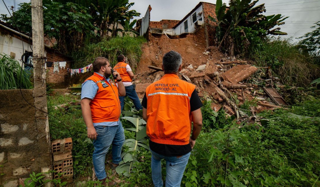 Defesa Civil orienta moradores das áreas de risco da capital