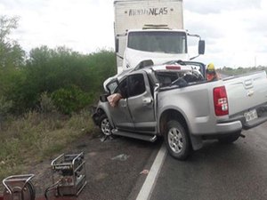 Colisão entre caminhonete e caminhão deixa um morto em Delmiro Gouveia