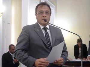 Galba Novaes apresenta projeto criando programa