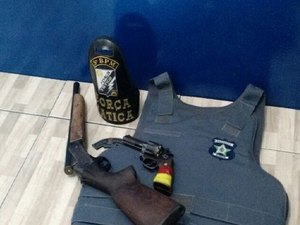 Homem é preso com revólver, espingarda e munições