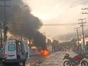 [Vídeo] Carro pega fogo após colidir com motocicleta, na Av Gustavo Paiva, em Maceió