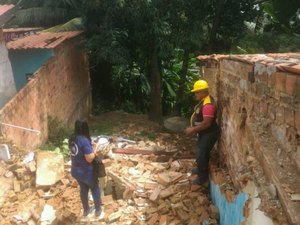 Parte de imóvel no Barro Duro é demolido por colocar população em risco