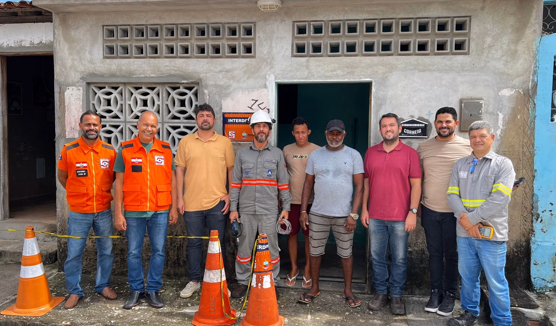 Prefeitura de Penedo realiza nova vistoria técnica para investigar solo de residência que está aquecendo