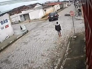 [Vídeo] Condutor de veículo não respeita sinalização de trânsito e atinge motociclista