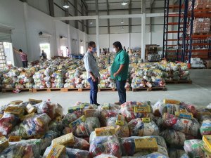 Governo distribui cestas básicas para motoristas e cobradores complementares