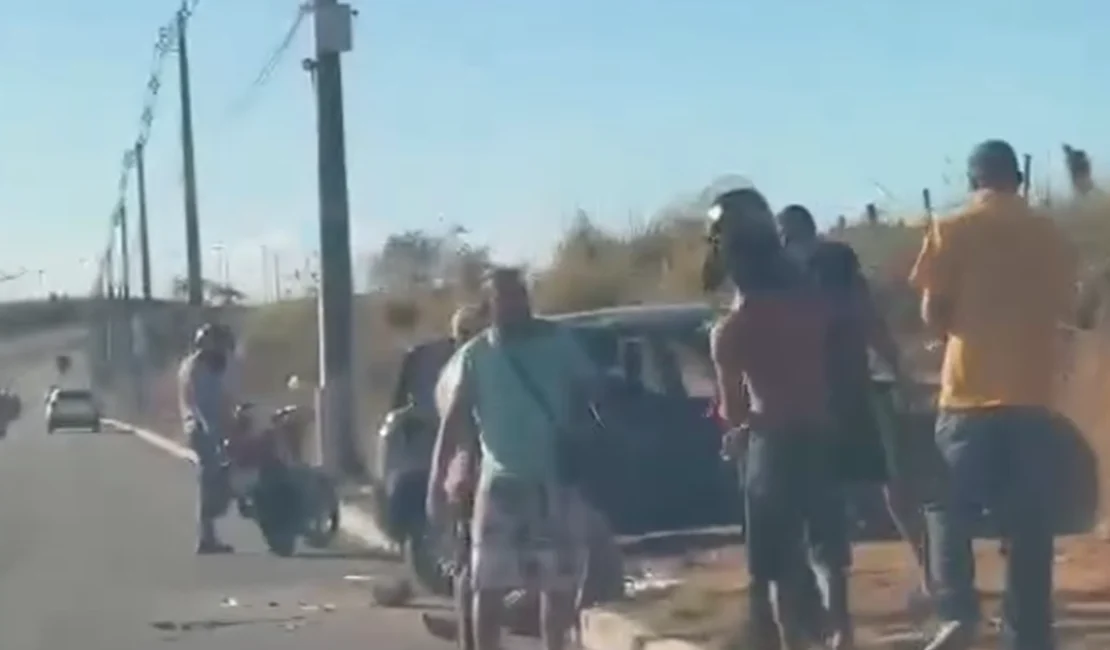 Veículo sai da pista e deixa duas pessoas feridas na Rota do Mar, em Maceió