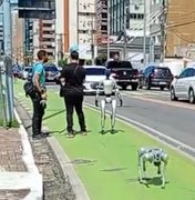 Caminhada inusitada: robô humanoide e cão robótico viram atração na Ponta Verde