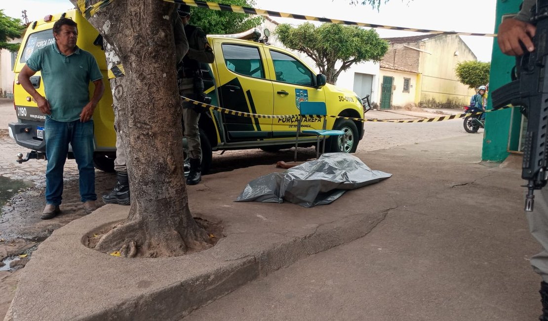 Após beber em praça pública, homem cai em calçada e morre em Arapiraca