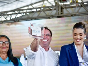 Luciano Barbosa entrega UBS modelo para 10 mil arapiraquenses no bairro Teotônio Vilela