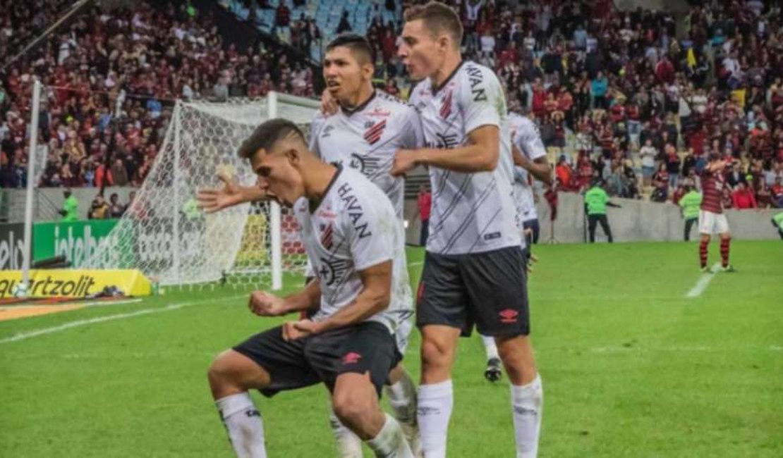 Flamengo desperdiça três pênaltis e Athletico avança