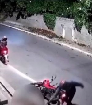 Homem é executado a tiros no meio da rua em Arapiraca enquanto buscava a esposa