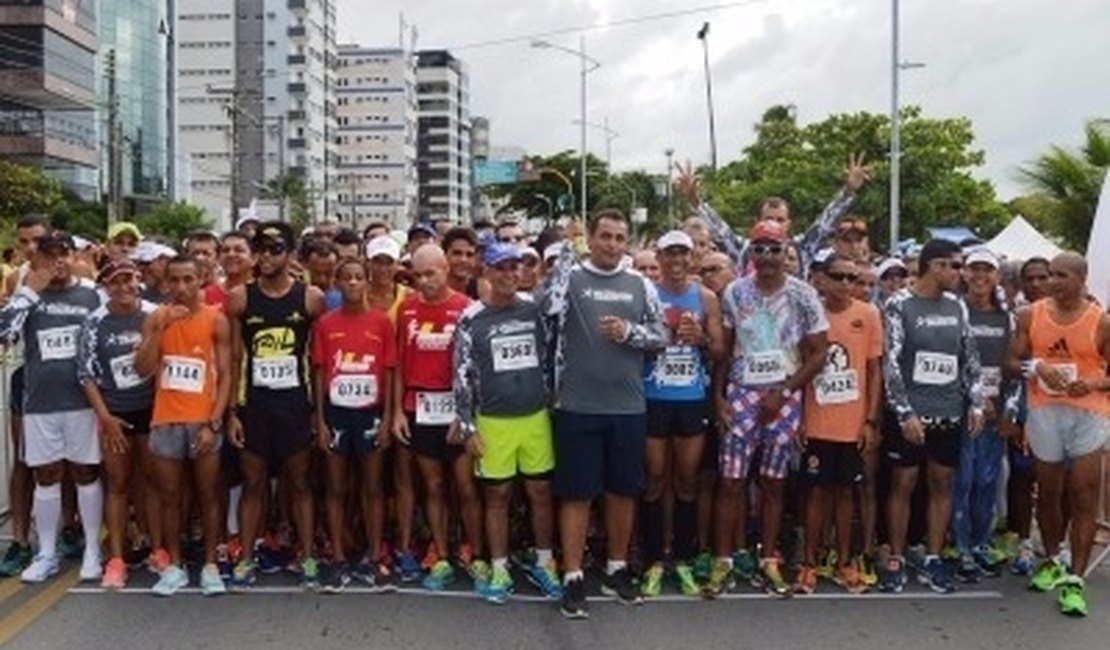 Corrida de Tiradentes reúne mais de duas mil pessoas na orla de Maceió