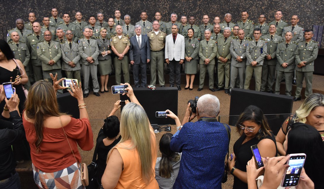 Governador Klever Loureiro participa da formatura de oficiais da PM como paraninfo