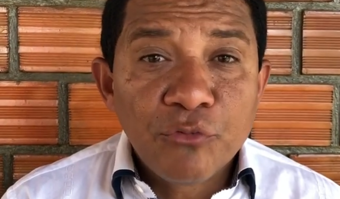 [Vídeo] Em “live”, prefeito Julio Cezar exibe pistola em cima de mesa 