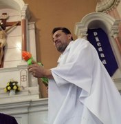 Padres usam armas de brinquedo para batizar crianças durante a pandemia