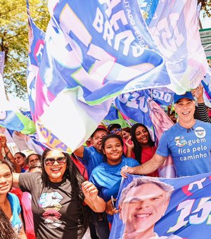 Rafael Brito dá largada à campanha com adesivaço lotado no CEPA