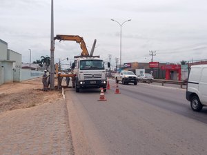 Postes de energias estão sendo colocados e uma parte da AL-220 está interditada, em Arapiraca
