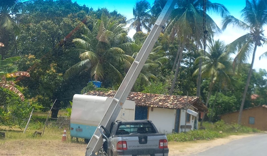 Picape colide contra poste em Porto de Pedras