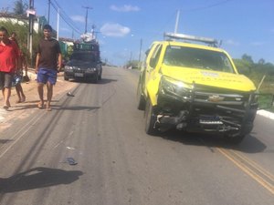 Moto colide em carro da polícia e cachorro come dedo de vítima em Feira Grande