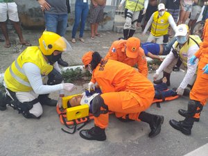 Jovens ficam feridos em colisão entre carro e motocicleta na Pajuçara