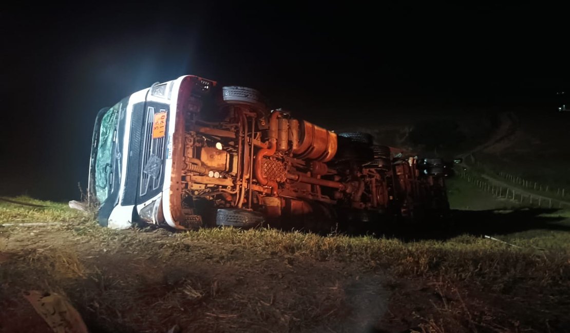 Carreta com carga de álcool tomba em Porto Calvo