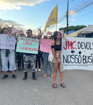 Estudantes protestam contra decisão dos ônibus não entrarem na Ufal